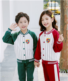 冬季中小學(xué)生運(yùn)動服裝近照（綠白紅）